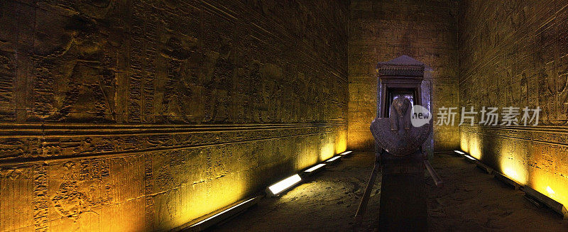 太阳船的全景图和Nectanebo II的Naos在圣所在Edfu的庙宇在Edfu，埃及